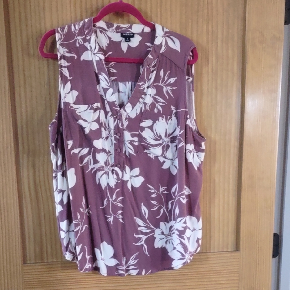 Torrid 1X Mauve and White Floral Top, Sleeveless, Placket V Neck